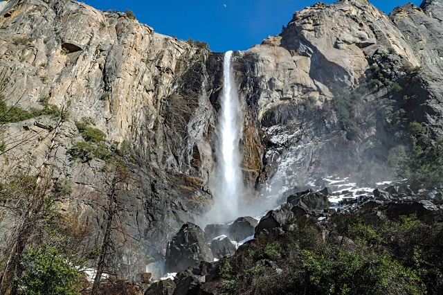 Bridalveil là một trong những ngọn thác hùng vỹ nhất ở vườn quốc gia Yosemite